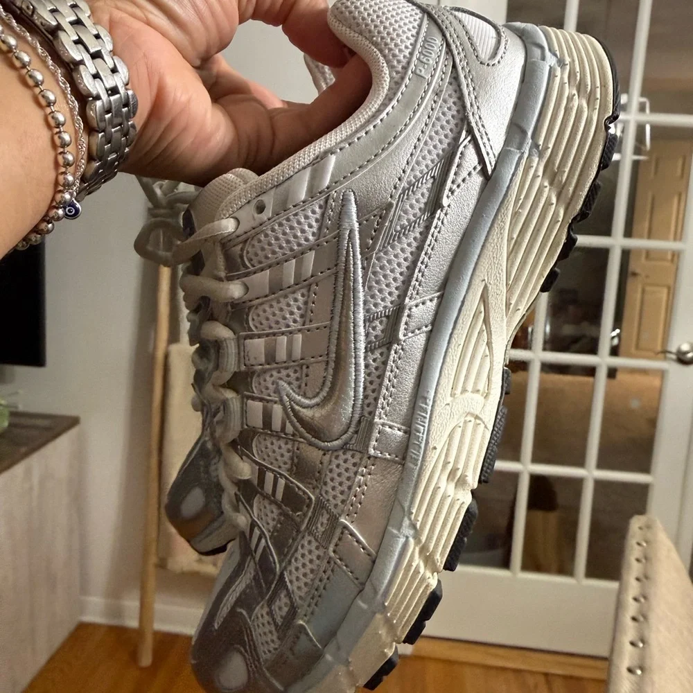 Nike Women’s Silver/White Mesh Running Sneakers - Picture 5 of 8